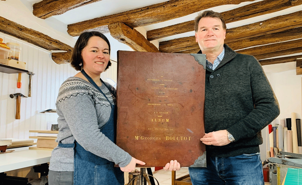 Sylvie Poulain et François Lecomte avec le livre d'André Bouctot